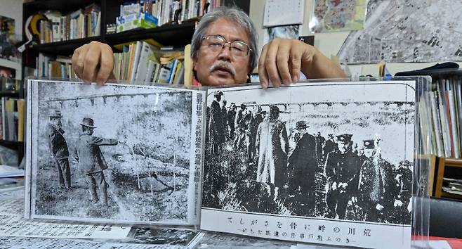 그날의 흔적 펼쳐 보이며… 일본 시민단체 ‘호센카’의 니시자키 마사오 이사가 지난 6월21일 간토대학살 당시 희생자들이 묻혀 있는 것으로 추정되는 도쿄 스미다구 아라카와 강변을 검사들이 둘러보는 사진(왼쪽)과 희생자 기족들이 방문하는 사진을 들어보이고 있다. AFP연합뉴스