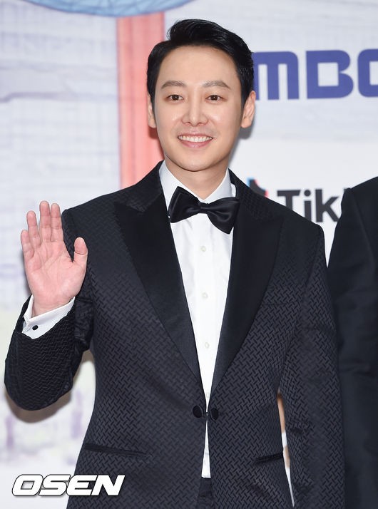 On the second day, the news of the marriage that skipped the romance in the entertainment industry is showing the reaction of surprise and celebration to the public. The opponent plans to hold a private marriage ceremony with noncelebrity.Actor Kim Dong-wook will be out of stock this winter.Kim Dong-wooks agency Keyeast Entertainment said on the 30th, Actor Kim Dong-wook is going to make a comeback for the coming winter.The bride-to-be was known as a noncelebrity of resources with excellent beauty. The two men continued their serious encounter based on faith and trust, and made a beautiful fruit of marriage.Keyeast Entertainment said, The ceremony will be held privately in Seoul, taking care of bride-to-be and noncelebrity families. Kim Dong-wook will do his best as an actor so that he can return the love he sends. He added.Kim Dong-wook, who works as an actor, has caught two rabbits of work and love.Kim Dong-wook made his debut in 2004 with the movie Scarlet.Since then, he has made his face known through Coffee Princes 1st Shop. He has appeared in dramas such as Marriage of Marriage, Maids, The Guest, Special Labor Inspector, Memory of the Man, King of Pigs , Concubine: Concubine of the King, With God - Sin and Punishment, With God - Causality, and Marriage.Recently, he played an active part in KBS2 How did you meet, you, tvN beneficial fraud.On the 31st, it was reported that broadcaster Ahn Hye-Kyung will become the bride of September.Ahn Hye-Kyung will hold a marriage ceremony in September, an agency official said.In the first report, the prospective bridegroom was known as a broadcasting worker, but this was not true. Ahn Hye-Kyungs prospective bridegroom is a noncelebrity engaged in broadcasting.An official said, Because of this, Ahn Hye-Kyung tried to keep the marriage plan as private as possible, but he is embarrassed.The ceremony will be held privately in consideration of the prospective bridegroom and the two families as planned. Ahn Hye-Kyung made his debut as an MBC public weather caster in 2001, and became very popular with his versatility and beauty.Since then, the drama has been featured in 2006, including I really like you, Invincible Ipyeonggang, Woman I still want to marry, Good day to wind, Beautiful to you, School 2013Family , and Great Short Story .He has recently been working as a goalkeeper in the SBS entertainment program The Girls Who Hit the Goals by forming a cast and a FC fanatic who had a relationship with the performing arts Burning Youth.Keyeast Entertainment, DB, SNS