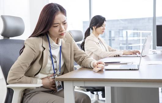 배, 허리, 골반에까지 통증을 일으키는 생리통. 참는 것보다 적절히 진통제를 복용하는 것이 좋다|출처: 클립아트코리아