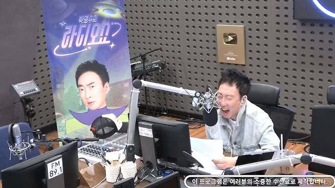 At KBS Cool FM Park Myeong-sus Radio Show broadcasted on the 1st (Friday), DJ Park Myeong-su introduced the angry stories of listeners in the special project Whee-ya!On this day, DJ Park Myeong-su said, My favorite Lee Kyung-kyu is angry when he comes out of the house.And Park Myeong-su is called Sanghwa because it is a commercial painting to make money. He told me yes.  It is true. But Kyung-gyu is really warm and good even if he does so. There is a delicious cafeteria in our neighborhood, but after Haha went to Broadcasting, there are a lot of people and I can not go. Im angry.Haha is the real problem. I knew he was going to get into trouble. Why are you going to such a place? I should not go, Park Myeong-su responded to a listeners angry story.Park Myeong-su said, What I said about Haha is a joke, he said. Its not really famous for the fact that its a food store. So I go to a lot of local good restaurants and introduce the taste, which improves the local economy.If you go to the provinces, it will be very good. There are a lot of people going there.Park Myeong-su said, There is a Dongtaetang restaurant in Yeouido that I often go to. When I said I like rice on Saturday a while ago, I went and ate rice. And after 3 ~ 4 months, I went and got angry with me.Broadcasting Now that I do not do it, I have been broadcasting so many people come to me that the guests who came originally get angry.Why do not you let people who have been doing unnecessary broadcasting eat it, thank you, but now I will not do this, he introduced his anecdote.I said, Im sorry, its so delicious that I wanted to show it to a lot of people. Park Myeong-su said, I had a lot of people, so the sales went up.It was so funny, he said. Im sorry about that. Its a house that I always eat delicious, but I can not go.However, after a few months, it stabilizes and it is good because the guest is getting better. He said, Anyway, I will get angry with Haha instead. Park Myeong-sus Radio show is broadcast daily from 11 am to 12 pm on KBS Cool FM and can be heard on PC and smartphone application KBS Radio Bean.iMBC  ⁇  Screen Captured Radio