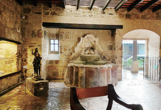 수도원이었던 시대의 골동품으로 장식된 호텔 공간. 김남희 여행작가