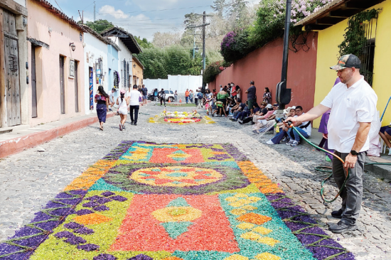 부활절을 맞아 꽃과 모래로 시민들이 만드는 색색의 그림. 김남희 여행작가