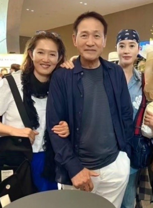 The recent status of actor Ahn Sung-ki, who is battling blood cancer, has been revealed.On August 31, Jeong Gyeong-sun said to his social network service, I have been with HyeSu for a long time in Tokata, a performance by Son Sook, and I love Ahn Sung-ki.In the photo, Ahn Sung-ki is making a bright smile together with his younger brother Jeong Gyeong-sun and Kim Hye-soo.He wears a wig or reveals a white Princess Silver hair, so he captivates his hair with black and rich hair.Meanwhile, Ahn Sung-ki surprised many with the news that he was battling blood cancer in 2022.Ahn Sung-ki is undergoing treatment for blood cancer, said the agency Artist Company. As usual, he is improving as he manages it thoroughly. We will focus on Retrieval and treatment so that he can greet us in a healthy way.Ahn Sung-ki also received the Achievement Award at the Daejong Film Festival at the end of 2022 and said, I am very worried about my health, and I will see you with a new movie.