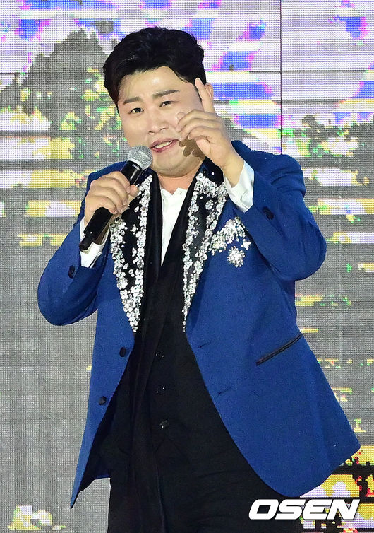 Singer Kim Ho-joongs Chuseok Special singles show  ⁇  GREAT Kim Ho-joong  ⁇  came a day ahead.Kim Ho-joong will hold a Chuseok Special singles show  ⁇  GREAT Kim Ho-joong  ⁇  at Kyunghee University Peace Hall on May 2 at 5 pm and present a medley of impressive and joyful songs. ⁇  GREAT Kim Ho-joong  ⁇  will be broadcasted on TV CHOSUN later and will be organized as a Chuseok Special singles show and will be composed of high quality stage.Chuseok Special singleness show to be broadcasted on TV CHOSUN  ⁇  GREAT Kim Ho-joong  ⁇  is not only impressed by Chuseok Special singleness show  ⁇   ⁇   ⁇   ⁇   ⁇   ⁇   ⁇   ⁇   ⁇   ⁇ , but also Kim Ho-joongs soulful voice in various genres.Especially since the ticket purchase event showed a fierce competition, expectations for this Chuseok Special singles show  ⁇  GREAT Kim Ho-joong  ⁇  are getting bigger.Kim Ho-joong prepares a set list including title songs to give back to fans love, and presents unforgettable memories to Chuseok this year.While GREAT Kim Ho-joong, who is about to air Chuseok this year, is expecting, Kim Ho-joong will continue to meet fans through the TV CHOSUN  ⁇   ⁇   ⁇   ⁇   ⁇   ⁇  and SBS FiL and SBS M  ⁇  Kim Ho-joongs Santa Cruz  ⁇   ⁇ .On the other hand, Kim Ho-joongs 2023 Chuseok Special singleness show  ⁇  GREAT Kim Ho-joong will be held at Kyunghee University Peace Hall on May 2 at 5 pm.thought enter