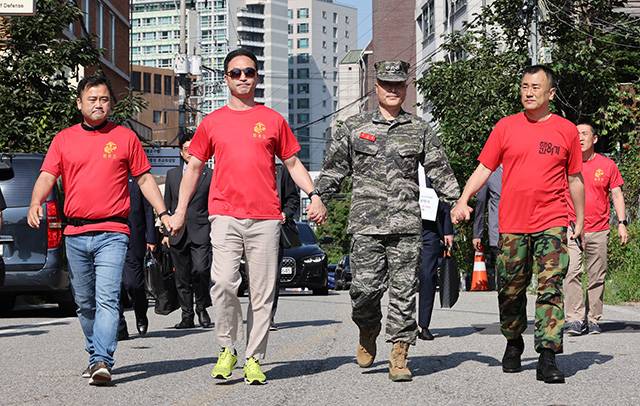 ▲ 박정훈 전 해병대 수사단장(오른쪽에서 두 번째)이 해병대사관 81기 동기생들과 함께 영장실질심사에 출석하고 있다. ⓒ연합뉴스