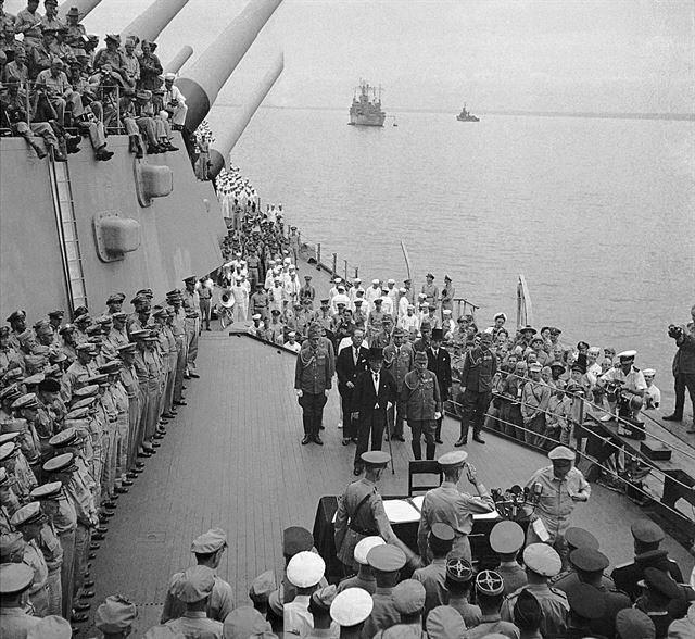 소련에 대한 두려움으로 남벌에 나섰던 일본은 결국 태평양 전쟁을 일으켜 미국을 전쟁에 끌어들였다. 1945년 9월 2일 미주리함상에서 열린 일본의 항복 조인식. 한국일보 자료사진