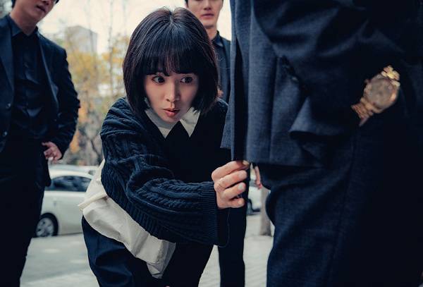 JTBC 드라마 ‘힙하게’의 주인공 봉예분이 상대방의 기억을 읽기 위해 스킨십을 시도하고 있다. JTBC 제공