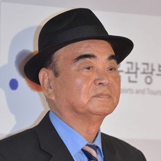 Singer Myung Guk-hwan died at 11:50 am on August 19th at the Nursing Hospital in Namdong-gu, Incheon. He was born in 1927 and is 96 years old.Myung Guk-hwan, who has been living alone, will be the funeral organizer of the Korea Singer Association (Chairman Lee Ja-yeon), and will set up a mortuary at the funeral hall of  ⁇ HUNU Hospital in Songnae-dong, Bucheon, Gyeonggi Province, from 9 a.m. on Sept. 3.It is 5:30 am on the 4th day of the following day, and Jangji is the National Goesan National Guard.Myung Guk-hwan is a luxury singer who hit the  ⁇   ⁇   ⁇  Maya Ujimara  ⁇ ,  ⁇   ⁇   ⁇   ⁇  Kim Sang-gat  ⁇ ,  ⁇  Arizona cowboy  ⁇  who sang the pain of displacement in the 1950s.Previously, the Singer Association and the Music Copyright Association gave a donation to the great singer Song Kook-hwan, who was living alone last winter.It was a decision made after MBNs current affairs and culture Special World appeared on the air and revealed the difficulty with Life and.At the time, an acquaintance of Myung Guk-hwan said, He is living a very difficult life. He lives alone and has no family at all. He is living only with subsidies from the government. He is having a rough and hard time in his last life.