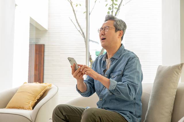 스미싱은 클릭 한번으로 평생 모은 재산을 날릴 수 있는 무서운 범죄입니다만, 막상 닥쳤을 때 뭣부터 해야 할지 머릿속이 혼란스럽기만 합니다. 이미지투데이