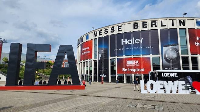 지난 1일(현지시간) 독일 베를린에서 유럽 최대 가전전시회 ‘IFA 2023’이 개막했다. 사진은 IFA 2023이 열리는 컨벤션센터 ‘메세 베를린’의 남문쪽 전경. 베를린=이동수 기자