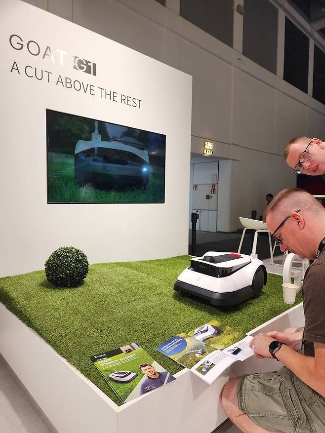지난 1일(현지시간) 독일 베를린에서 열린 ‘IFA 2023’의 중국 모바일 로봇 전문 업체 에코박스 로보틱스 전시장에서 관람객들이 잔디관리 로봇 ‘고트 G1’을 살펴보고 있다. 베를린=이동수 기자