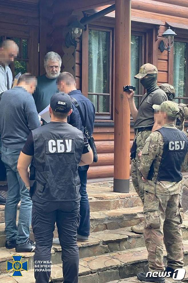 2일(현지시간) 우크라이나 금융 재벌 이호르 콜로모이스키가 자신의 자택 앞에서 우크라이나 보안국(SBU) 직원들과 대화하고 있다. 23.09.02 ⓒ 로이터=뉴스1 ⓒ News1 김예슬 기자