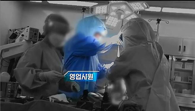 KBS부산이 7월29일 첫 보도한 ‘영업사원은 수술중’ 관련 보도에서 의료기기를 납품하는 영업사원이 수술을 집도하고 있는 장면.