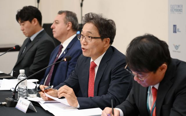 이학재 인천국제공항공사 사장이 6일 인천 파라다이스시티 컨벤션센터에서 열린 '2023 ACI 고객경험 글로벌 써밋' 합동기자회견에서 취재진의 질의에 답변하고 있다. 연합뉴스