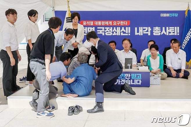 (서울=뉴스1) 민경석 기자 = 7일 오전 서울 여의도 국회 본관 앞에 마련된 이재명 더불어민주당 대표의 단식농성장에서 한 시민이 이 대표를 찾아와 단식을 멈출 것을 촉구하며 소란을 일으키자 민주당 관계자들이 이를 제지하고 있다. 2023.9.7/뉴스1 Copyright (C) 뉴스1. All rights reserved. 무단 전재 및 재배포 금지.