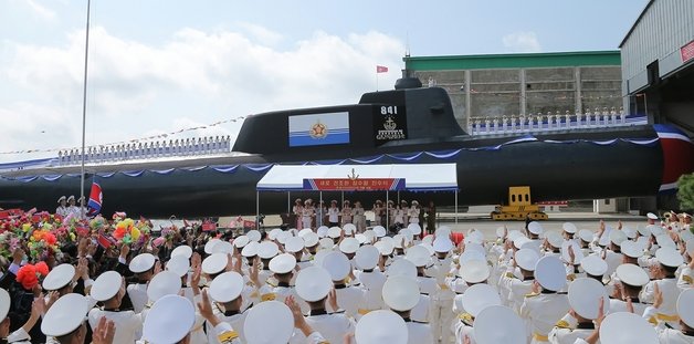 김정은 북한 노동당 총비서가 지난 6일 열린 잠수함 진수식에 참석했다고 당 기관지 노동신문이 8일 보도했다. (평양 노동신문=뉴스1)