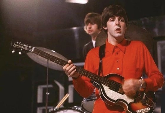 1964년 호프너 기타를 연주하는 폴 매카트니. 이 기타는 현재 행방이 묘연하다. [사진 호프너 홈페이지]