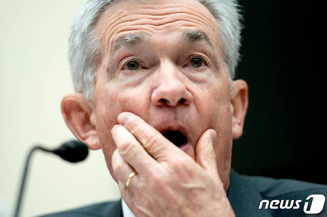 (워싱턴 AFP=뉴스1) 우동명 기자 = 제롬 파월 미국 연방 준비 제도(Fed) 의장이 21일(현지시간) 워싱턴 의사당에 있는 하원 금융 위원회 청문회에 출석해 "인플레이션을 2%로 다시 낮추기 위한 과정은 갈 길이 멀다"고 밝히고 있다. 2023.06.22 ⓒ AFP=뉴스1 Copyright (C) 뉴스1. All rights reserved. 무단 전재 및 재배포 금지.