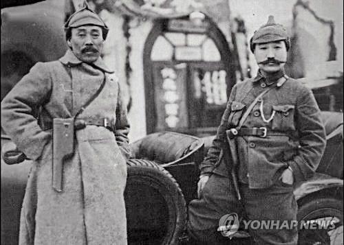 1922년 1월 모스크바 극동민족대회에 참석한 홍범도 장군(왼쪽)과 최진동 장군 [반병률 교수 제공]