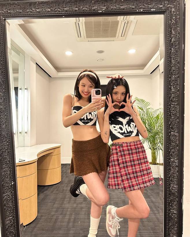 Group TWICE Nayeon boasted a fresh doll visual.Nayeon posted several photos on his instagram on the 10th without much comment.In the photo, Nayeon showed a cute charm with his lips gathered while preparing for the stage.Digesting a youthful look with a mini skirt in a bra top, he took a playful pose with Chae Young.It attracted attention with its doll-like beauty and juiciness.On the other hand, TWICE, which Nayeon belongs to, is meeting with fans all over the world on the fifth world tour Ready to Be.