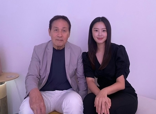 Actor Ahn Sung-ki (71), who is suffering from blood cancer battling disease, has been released.Actor Choi Ri (28) Gong Yoo took a photo with Ahn Sung-ki to the public on the 10th.Choi Ri and Ahn Sung-ki pose side by side with glasses.Choi Ri, dressed in a black dress, is also smiling brightly beside Ahn Sung-ki. Choi Ri belongs to the same artist company as Ahn Sung-ki.The fact that Ahn Sung-ki is suffering from blood cancer battling disease was announced last September.Ahn Sung-ki, who attended Bae Chang-hos special exhibition, came to the stage wearing a wig on a somewhat swollen face, followed by fans concerns about health, and his company, Artist Company, said he was treating blood cancer.At that time, the agency said, It is improving as much as you usually manage.Since then, public support and encouragement have been poured into the news of the national actor Ahn Sung-kis battling disease, and Ahn Sung-ki has been steadily making his way to the public.Last May, the artist company of the agency Ahn Sung-ki actor won the Achievement Award at the 10th Wildflower Movie Awards ceremony.I sincerely congratulate the actor Ahn Sung-ki for his efforts to develop the movie, said Gong Yoo, who attended the award ceremony of Ahn Sung-ki.