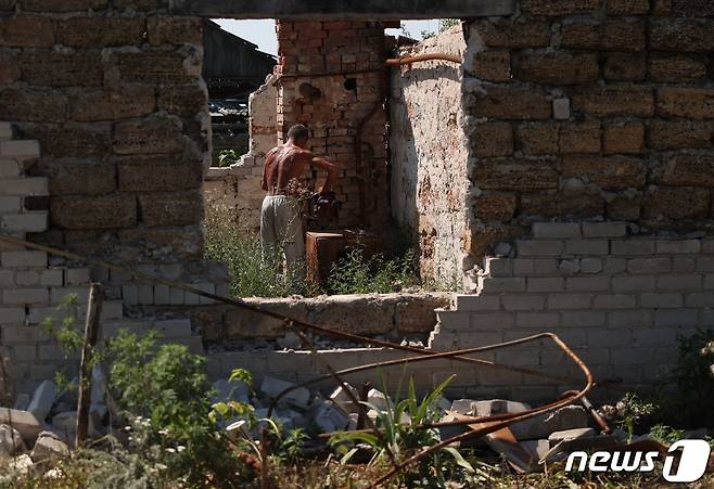 5일(현지시간) 러시아의 우크라이나 침공으로 우크라이나 북동부 하르키우 지역의 한 민가가 훼손돼 있다. 2023.08.06/ ⓒ AFP=뉴스1 ⓒ News1 김형준 기자