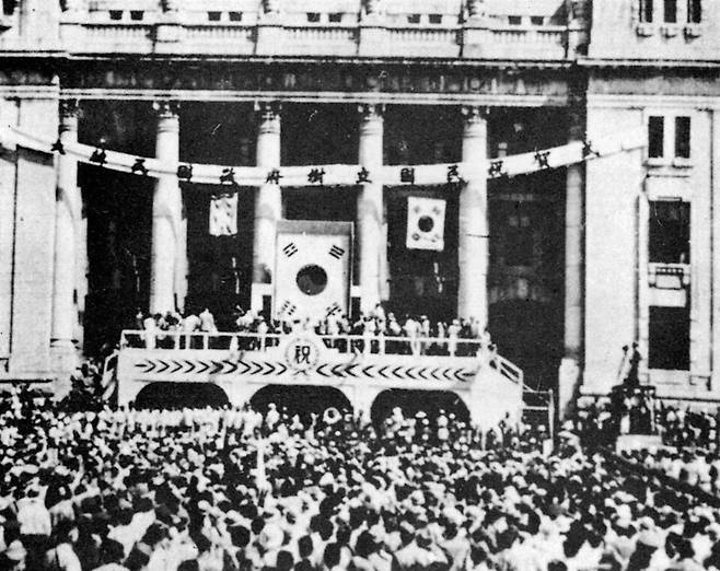 1948년 8월 서울의 조선총독부 건물에서 대한민국 정부 수립 축하 행사가 열리는 모습. 뉴라이트는 1919년 임시정부 수립이 아니라, 1948년 정부 수립을 대한민국 건국으로 본다. 한겨레 자료 사진