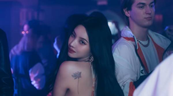 (여자)아이들 '퀸카' 뮤비의 소연(사진=큐브엔터테인먼트)