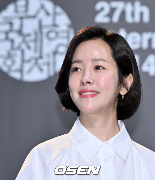 It is a sad story not only for the actors but also for the viewers to disjoint with the injuries of injustice in the work scheduled for the cast, and this time, the actor Go Ah-sung disjointed in the work due to the unfortunate injury.Go Ah-sung disjoints in the Teabing O Lizzy series  ⁇ ShungaOur Love Story ⁇ , making a regrettable decision due to an injury sustained during a personal schedule.Go Ah-sung personally announced the news of his injury on the 8th. He was hospitalized with a sacral bone fracture during his daily schedule and was diagnosed with transposition for 12 weeks.Seriously, due to injuries that are at risk of nerve damage, I decided to concentrate on treatment for the time being according to the medical staff.As a result, Go Ah-sung decided to disjoint in the upcoming Teabing O Lizzy series  ⁇ ShungaOur Love Story ⁇ . ⁇  ShungaOur Love Story  ⁇  is a romance drama that takes place in the world for a free love affair for the hwa-ri Princess, a royal princess, who directs her husband directly, and casts SF9 Chanhee and Son Woo Hyun.Go Ah-sung, who was scheduled to meet with viewers again as hwa-ri Princess, was delayed returning to the room due to disjoint.On behalf of Go Ah-sung, Go Ah-ra joined  ⁇ ShungaOur Love Story ⁇  and made a new edition.Prior to Go Ah-sung, there are actors who disjoint in the work due to injuries, such as Oh Ji-eun, Park Joo-Mi, and Han Ji-min.Oh Ji-eun was blown away during a transposition 8-week ankle ligament rupture while shooting a running scene during shooting.Oh Ji-eun said, I am very saddened because I put a lot of effort into it. I will give you a quick recovery and a good work.Oh Ji-eun was replaced by Lim Soo-hyang, and the highest audience rating was 26.6%.Park Joo-Mi, who played the role of King Seondeok in the dream of the Great King, moved to shoot. He was diagnosed with internal lacerations, thyroid cartilage fractures, knees, abdomen and neck abrasions for 4 to 5 weeks I was hospitalized.Although he was willing to return to the filming scene, he decided to disjoint, and Hong Eun-hee took over Bhutan.Eric and Han Ji-min were injured in an accident when they were hit by a stuntmans car.After a thorough examination, the drama was expected to resume, but production was halted, and the eight-episode drama The Specials of My Life was replaced.The  ⁇ Wolf  ⁇  was emptied of the end, early ending.