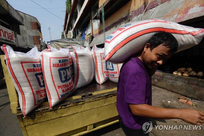 인도네시아 쌀 수입 지난달 3일 인도네시아 데폭의 한 시장에서 노동자가 쌀자루를 나르고 있다.
[EPA 연합뉴스 자료사진. 재판매 및 DB 금지]