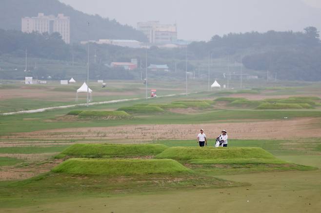 KPGA 코리안투어 비즈플레이 전자신문 오픈 공식 연습일인 13일 달표면 같은 코스모스링스CC에서 선수들이 코스를 파악하고 있다. 사진 | KPGA