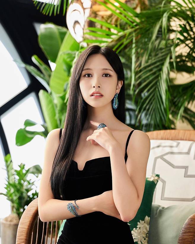 Group TWICE member Mina is the talk of the town for showing off her elegant charm.On the 12th, Mina released several photos on her instagram and reported on the current situation.In the open photo, Mina posed in a sleeveless black long dress, boasting an elegant and sophisticated charm, and his glamorous appearance attracted the attention of the audience.The fans who saw it commented on praise such as It is a beautiful model, Queen of Elegance and Always wonderful my Mina.On the other hand, Minas TWICE released a number of hit songs in 2017, including CEER UP (Cheer Up), TT (Titi), and OOH-AHH (elegantly) It is in progress.