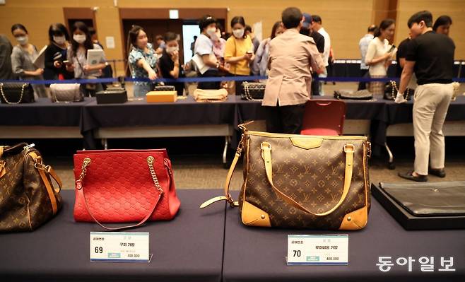 3일 오전 경기 고양시 킨텍스 제1전시장에서 열린 ‘2023 경기도 지방세 체납자 압류동산 공매’를 찾은 시민들이 명품백을 살펴보고 있다.고양=최혁중 기자 sajinman@donga.com