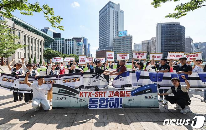 철도민영화저지 하나로운동본부 활동가들이 지난 6일 서울 중구 서울시청 인근에서 철도노동조합 파업 지지와 고속철도 통합을 요구하는 퍼포먼스를 하고 있다. /사진=뉴스1