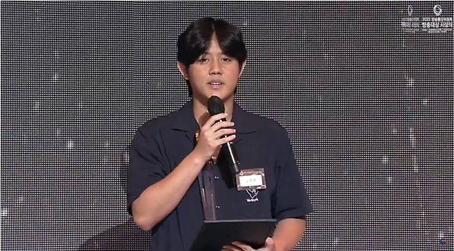 11일 열린 방송통신위원회 방송대상에서 송해의 공로상을 외손자인 양정우씨가 대리 수상해 소감을 밝히는 모습