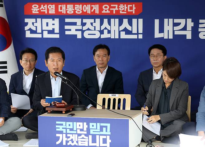 정청래 더불어민주당 최고위원이 11일 오전 서울 여의도 국회 본청 앞 단식투쟁천막에서 열린 최고위원회의에서 발언하고 있다. 뉴시스