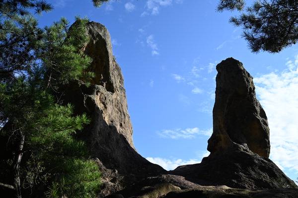 남근석에 빗대어 쌍과부바위로도 불리는 소뿔바위.