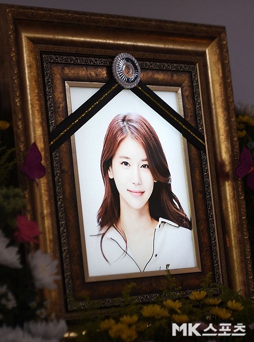 Its been three years since Oh In Hye left us.The deceased was found by a friend in a cardiac arrest state at his home in Yeonsu-gu, Incheon on September 14, 2020. At that time, he was taken to a hospital but eventually died.While on the move, he received first aid such as cardiopulmonary resuscitation (CPR) and temporarily regained breathing and pulse, but eventually closed his eyes without regaining consciousness.At that time, he caught the attention of many people wearing an extraordinary orange dress that reveals his heart.Then, in 2012, MBC drama  ⁇   ⁇   ⁇ , 2013 movie  ⁇  Wish Taxi  ⁇ , 2014  ⁇  Janus: two faces of desire appeared in the face and announced the face.In particular, the deceased had opened a personal YouTube channel  ⁇   ⁇   ⁇   ⁇   ⁇   ⁇   ⁇   ⁇   ⁇  and communicated with the fans until the day before the incident.In response, Oh In Hye worked tirelessly to shed his prejudices, but he made a sad choice and said goodbye to the world.In this sad news, the public is still remembering and comforting him.