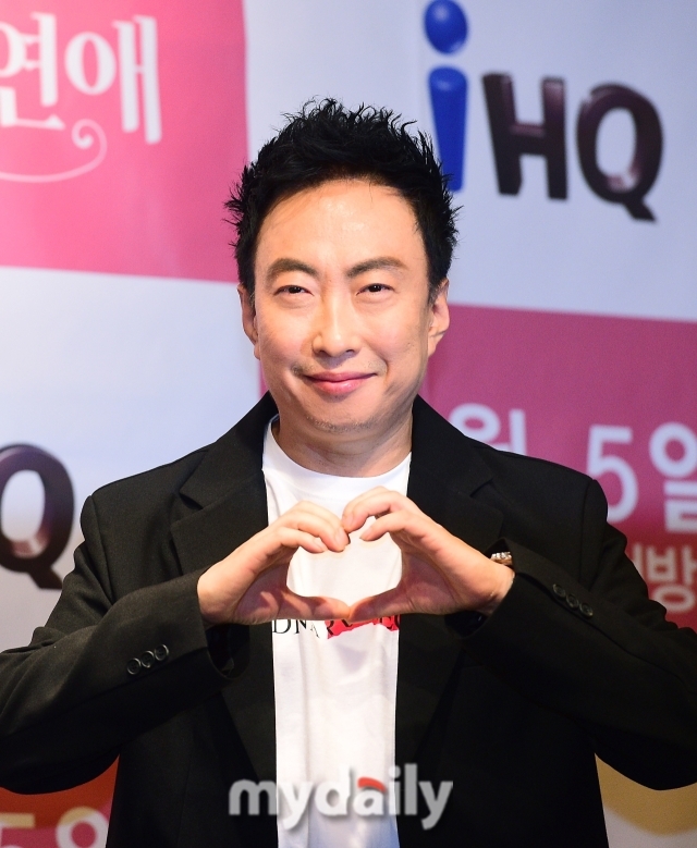 Broadcaster Jeong Jun-ha revealed expectations for Infinite Challenge Season 2.On the 14th broadcast KBS Cool FM Park Myeong-sus Radio show, broadcaster Jeong Jun-ha, actor Yoon Hyun-min and group Girls Day Yura participated.They will appear in Family Glory: Superman Returns, scheduled for release on Monday.On this day, Yura commented on Family Glory: Superman Returns, I played Jang Jin Kyung.Jin-kyung is a non-married person, and her mother (Kim Soo-mi) and brother (Tak Jae-hoon) struggle to marry Yoon Hyun-min, a famous writer. Park Myeong-su then asked, What role did Jeong Jun-ha play? When Jeong Jun-ha replied, As usual, he is the right-hand man of the family, Park Myeong-su joked, There is no development.Jeong Jun-ha said, Our work has always been like this. We always shoot in June and release it in September. We did our best by editing it right on the spot.As soon as the film was shot short, the casting proceeded quickly. Yura revealed that she had taken her first shot a week after casting.He said, (The director) told me that he would like me to do Choices as soon as I got the script. Then, Jeong Jun-ha said, Yura was really good at acting.He praised him for his ability to speak the language of Jeolla Province. With the release just around the corner, Jeong Jun-ha, Yoon Hyun-min, and Yura all expressed their feelings, saying, There are a lot of movies that stick around Chuseok. Im really nervous. They added, The target audience is one million.Park Myeong-su asked, Which of the Family Glory 10 million viewers and Infinite Challenge season 2 will you choose?Jeong Jun-ha said, I will do Infinite Challenge season 2. Park Myeong-su said, It seems difficult.