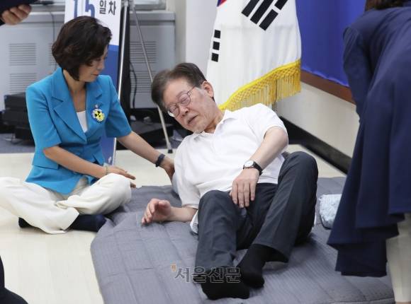 단식 15일차 - 단식 15일째인 이재명 더불어민주당 대표가 14일 국회 당대표실에서 의원들을 만난 뒤 자리에 눕고 있다. 안주영 전문기자