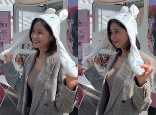Actor Lee Bo-young showed off his Lovely side.Lee Bo-young released a short video on the 14th.Lee Bo-young, who received a coffee tea gift from his fans, is making a happy smile, especially Lee Bo-young wearing a rabbit hat on his head and making a lovely look.