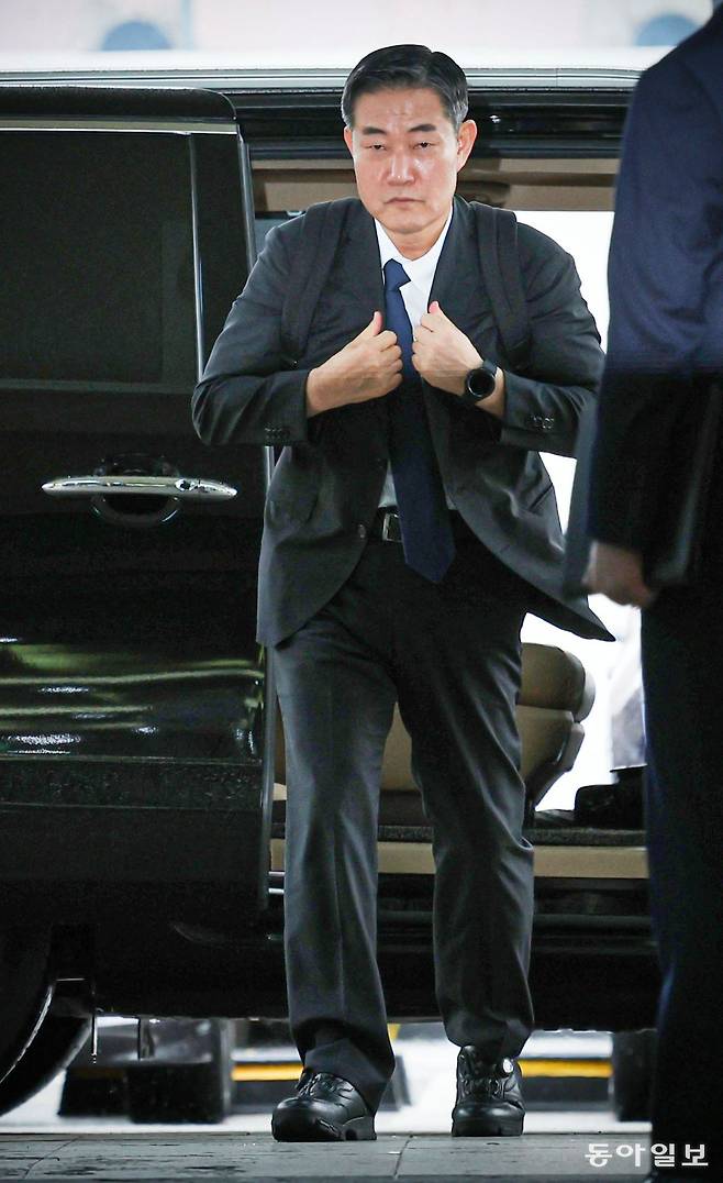 신원식 국방부 장관 후보자가 15일 오전 서울 용산구 육군회관에 도착한 뒤 차량에서 내려 사무실로 향하고 있다. 박형기 기자 oneshot@donga.com