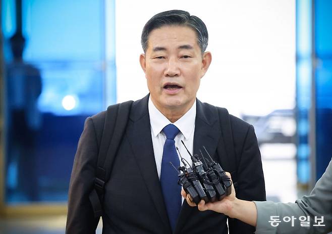 15일 신원식 국방부 장관 후보자가 인사청문회 준비 사무실로 향하기 전 취재진 질문에 답하고 있다. 박형기 기자 oneshot@donga.com