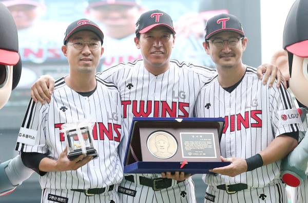 LG 이병규 은퇴식이 지난 2017년 7월 9일 2017 타이어뱅크 kbo 리그 프로야구 LG 트윈스- 한화 이글스전을 앞두고 잠실야구장에서 진행됐다. 이병규가 박용택, 정성훈에게 기념품을 받고 있다. IS 포토