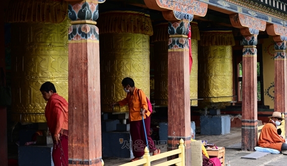 부탄 사람들은 마니차를 한 번 돌릴 때마다 불교 경전을 한 번 읽는 것과 같은 효험이 있다고 믿는다.