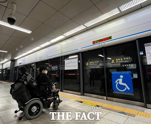 서울장애인차별철폐연대 개인 대의원으로 활동하고 있는 이수미 씨는 출근길 지하철 선전전에 참여하기 위해 오전 4시30분에 일어난다. /조소현 기자