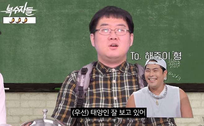 ‘부캐’로 유명한 개그맨 김해준과 절친 사이인 최우선. 김해준이 인기를 끄는 것을 보고 자극을 받아 부캐 ‘아싸 최우선’을 만들었다. 〈복수자들〉 캡처