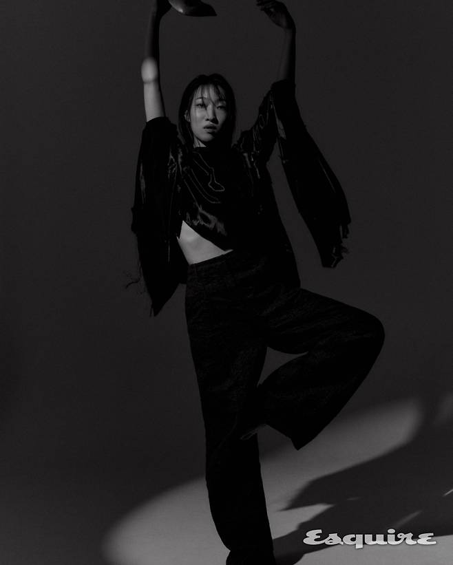 A black-and-white pictorial of Lee Han-byul, a newcomer who has drawn global attention as the first kim mo-mi role in the Netflix series Mask Girl (scripted and directed by Kim Yong-hoon), released on the 18th of last month, has been released.Lee Han-byeol in the pictorial released through ESQUIRE has added unique charm through his indulgent eyes and artistic pose as well as digestive power that encompasses various fashions.Lee Han-hee, who is in the public picture, radiates Jasins unique colors. The charisma that penetrates black and white, and the ambience that adds to the calm and weighty atmosphere, further enhances the emotions in black and white.I gazed at the camera with no expression and gave a dreamy atmosphere, and I filled the frame with a colorful figure boasting a free and sensual pose.Through these eyes, facial expressions, and poses that vary from picture to picture, I express my inner feelings and have completed a breathtaking picture with unique mystique.On the other hand, the new actor Lee Han-bums Mask Girl, which unravels Jasins narrative with only a pictorial cut in a sensual atmosphere, can be watched right now through Netflix, a global streaming service.