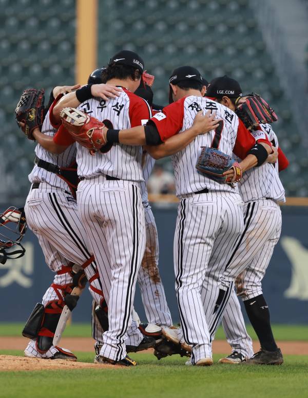 <yonhap photo-2689="">LG 트윈스가 17일 SSG 랜더스와 더블헤더에서 모두 승리하며 1위 굳히기에 들어갔다. 사진=연합뉴스</yonhap>