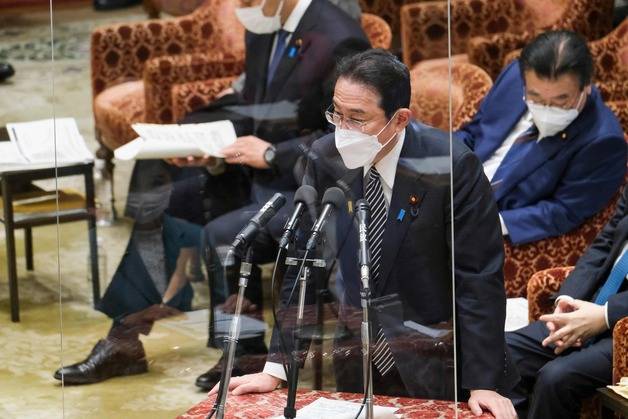 (도쿄 AFP=뉴스1) 우동명 기자 = 기시다 후미오 일본 총리가 7일 (현지시간) 도쿄 중의원 예산위원회에 참석해 2월 말까지 코로나19 백신 3차 접종을 2배로 끌어올려 하루 100만 회 접종을 시행하겠다고 밝히고 있다. (C) AFP=뉴스1